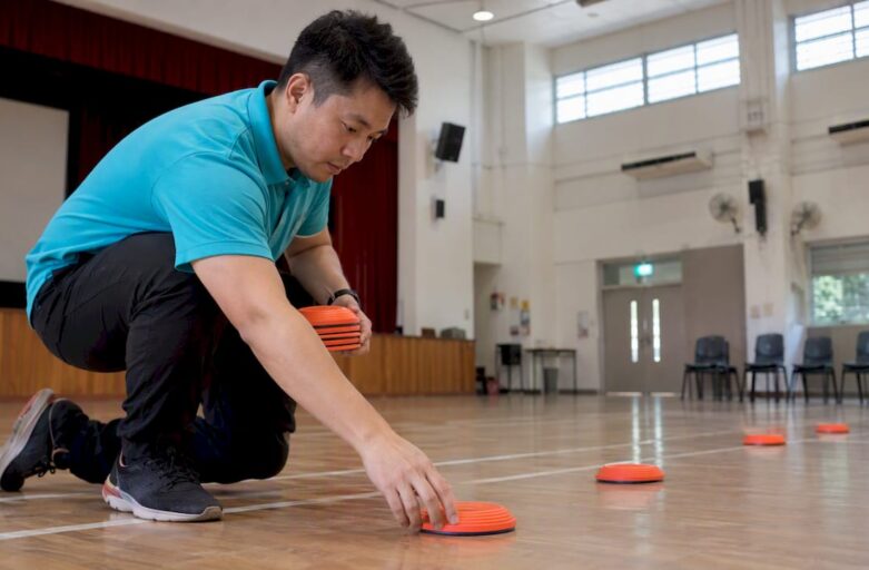 Facilitator setting reusable targets in school hall